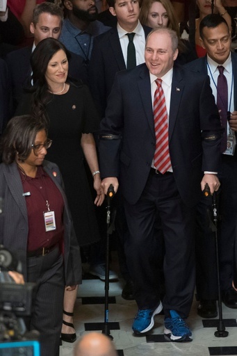 銃撃で重傷の米下院議員、3か月半ぶりに議会復帰