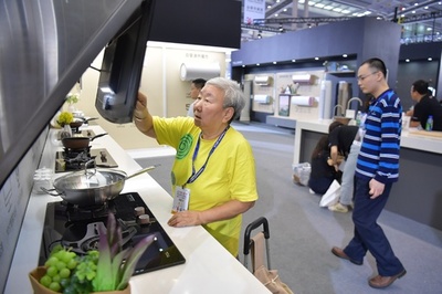 中国の65歳以上の人口は2億人 高齢者向け家電が必須の時代に