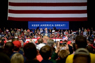 米大統領選まで1年、深まる分裂と広がる「怒り」