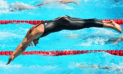 世界水泳で珍ハプニング、水着破れてお尻が露出