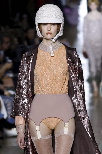 「ウリヤナ・セルギエンコ」16/17年秋冬パリ・オートクチュール