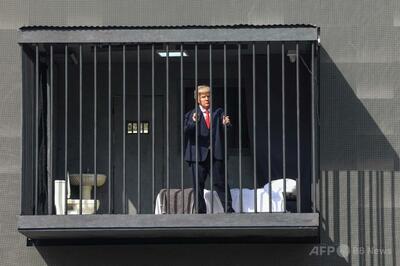 イラン首都に「トランプ大統領の独房」実物大のプロパガンダ展示