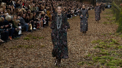 動画：グラン・パレを森に「シャネル」18/19年秋冬パリ