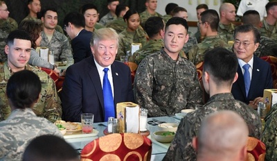トランプ大統領、在韓米軍基地で兵士らと交流 文大統領も同席