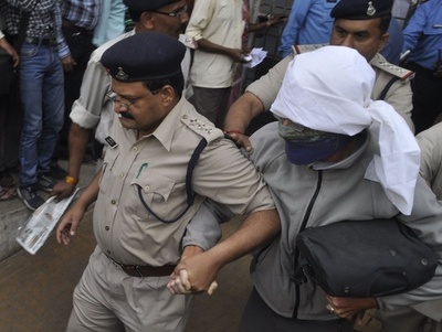 スイス人旅行者集団レイプ事件、容疑者6人が出廷 インド