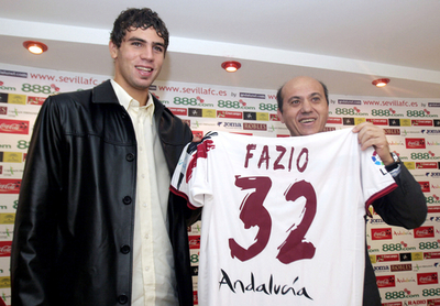＜サッカー リーガエスパニョーラ＞セビージャ 本拠地でファジオの入団会見を行う - スペイン