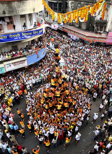 クリシュナ神の生誕祭の人間ピラミッド登り