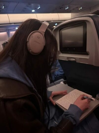 韓国・財閥3世の韓流アイドル、エコノミー席で期末試験勉強…機内で見せた意外な日常