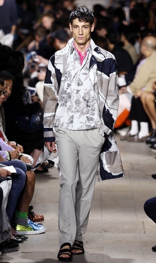 シックで上質なプリントを提案、「エルメス」15年春夏メンズ