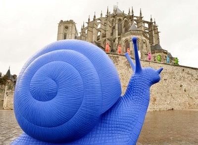 巨大カタツムリにミーアキャット、仏で「再生アート」