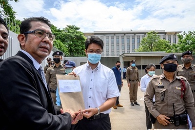 在タイ日本大使館前で王室支持派がデモ、亡命中の活動家の送還を要求