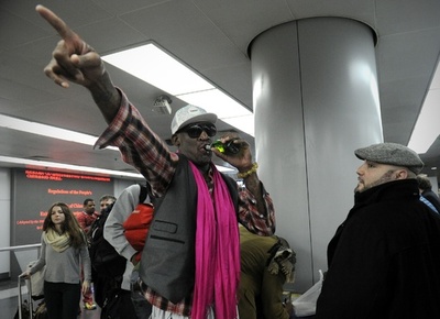 訪朝のロッドマン氏、金第1書記に「ハッピー・バースデー」歌う