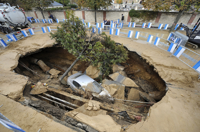 運転中じゃなくてよかった…！パリ郊外で道路5メートル陥没