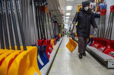 米東部で暴風雪 約3400便が欠航