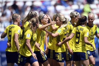 スウェーデンが女子W杯16強、タイは大敗も得点に選手が涙