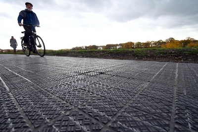 ドイツ初、自転車専用の太陽光発電道路