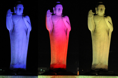 色とりどりの仏像たち、釈迦の生誕祭「ブッダ・ジャヤンティ」 インド