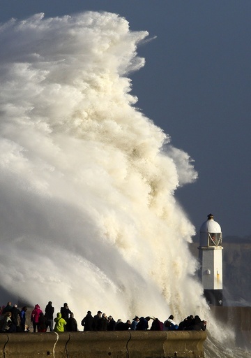 異例のハリケーンがアイルランド直撃、3人死亡 停電も拡大