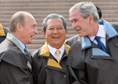 APEC首脳会議、恒例の記念撮影は防水コートで