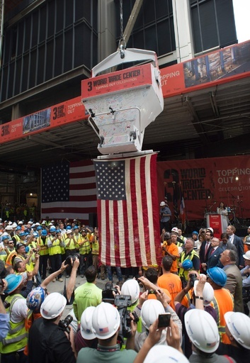 米NY同時テロ跡地、新高層ビルで上棟式