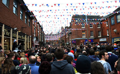 英アッシュボーン、住民総出の伝統フットボール大会 町中がピッチ