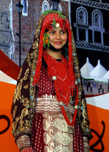 イエメンの首都で伝統的衣装のファッションショー