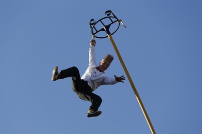 モナコ大公宮殿前で野外サーカス、世界中のパフォーマーが集結