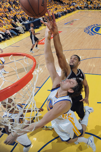 ウォリアーズがオーバータイム制して2勝2敗に、NBAプレーオフ