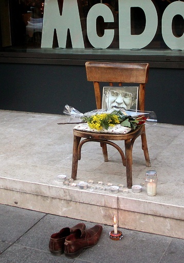 戦時下も靴磨き続行、サラエボの「ミソおじさん」 市民に惜しまれ逝く