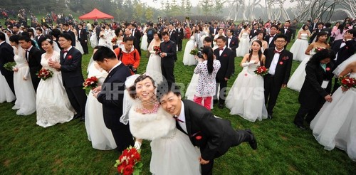 10年10月10日 の結婚式 世界各地で笑顔の花咲く 写真10枚 ファッション ニュースならmode Press Powered By Afpbb News