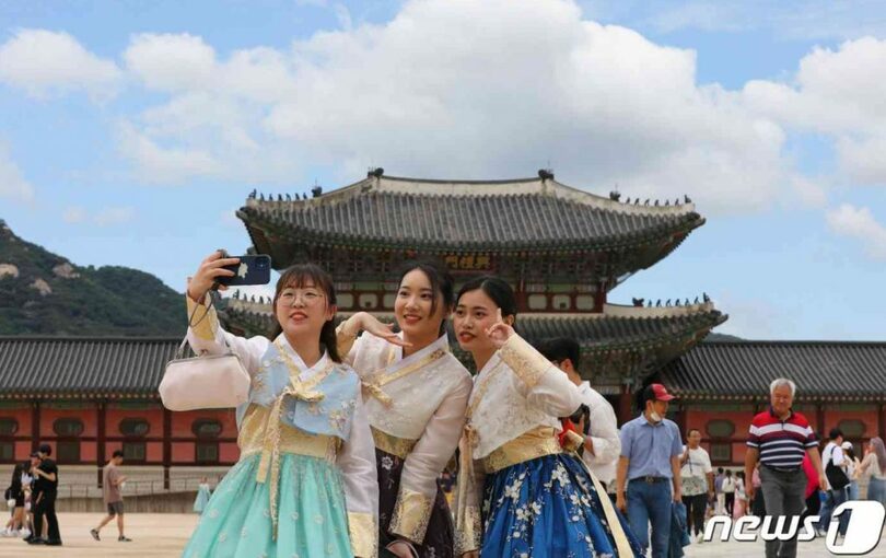 ソウル景福宮を訪れた外国人観光客が記念写真を撮っている(c)news1