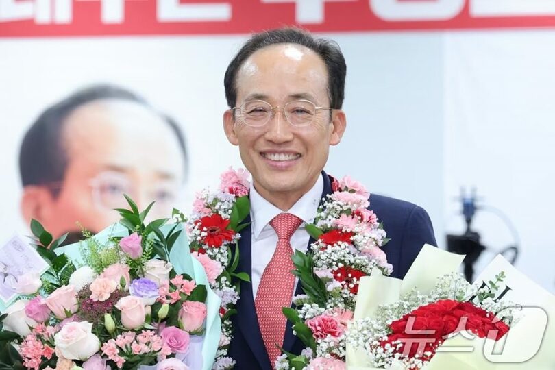 4日、大邱寿城区の自身の選挙事務所であいさつするチュ・ギョンホ氏(c)news1