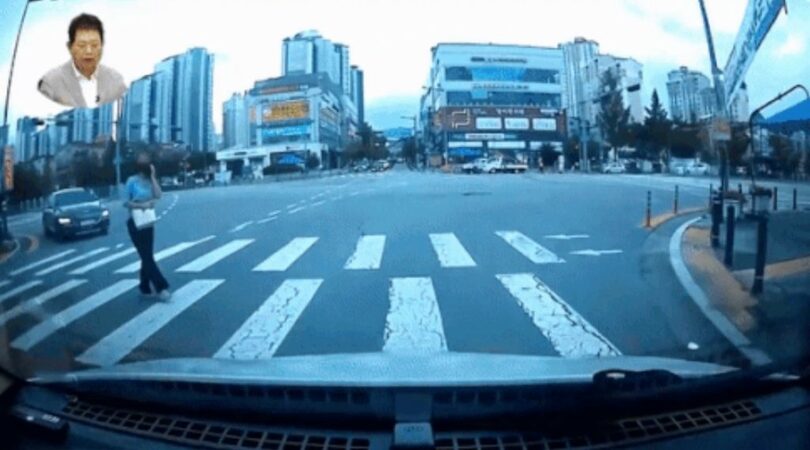 横断歩道で立ち止まった問題の歩行者(「ハン・ムンチョルTV」キャプチャー)(c)news1