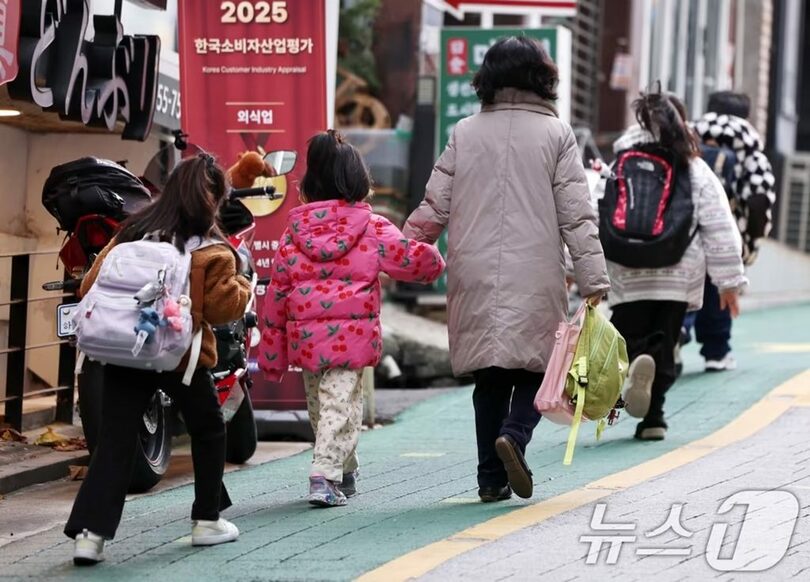 ソウルの小学校で登校する児童の様子＝写真は記事の内容とは関係ありません(c)news1