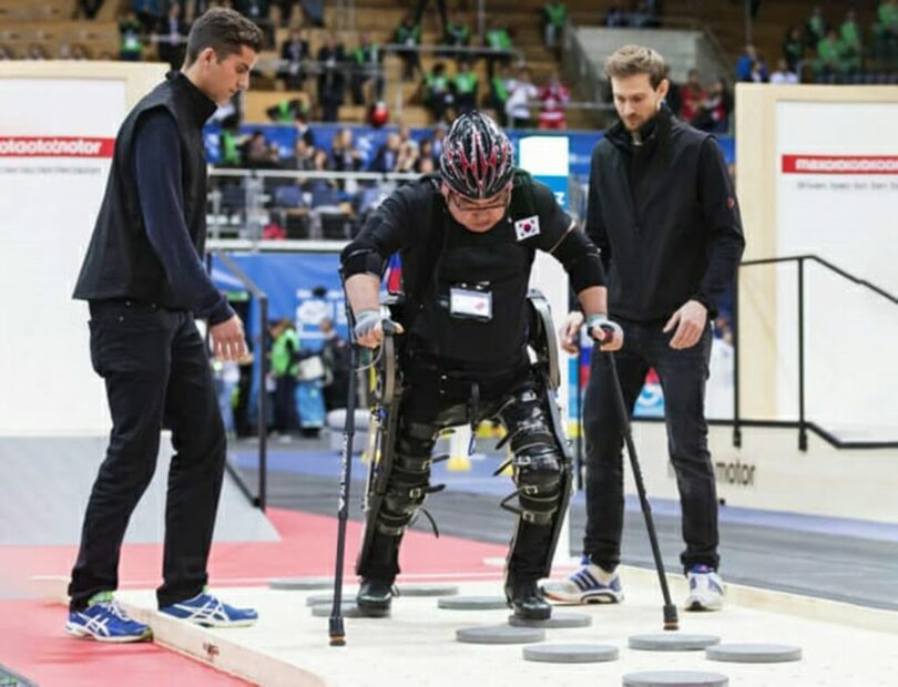 エンジェルロボティクスが2016年10月に公開したウェアラブルロボット「ウォークオンスーツ」シリーズ＝エンジェルロボティクス(c)KOREA WAVE