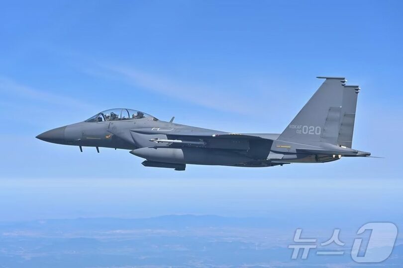 AIM-9X空対空ミサイルを搭載し、任務空域に向け飛行する韓国空軍のF-15K戦闘機=韓国空軍提供(c)news1