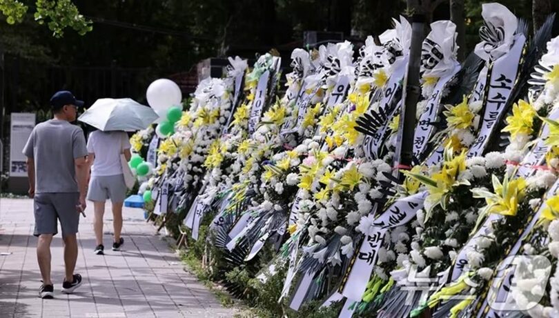 9日、ソウル・竜山区の竜山子ども庭園入口に並べられた、政府の住宅供給検討に反対する弔花(c)news1