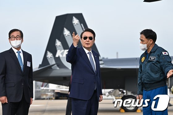 韓国航空宇宙産業（KAI）を訪問した韓国のユン・ソンニョル（尹錫悦）大統領（大統領室提供）(c)news1