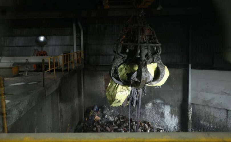 麻薬類が入ったトンバッグが焼却炉に運ばれている(c)NEWSIS