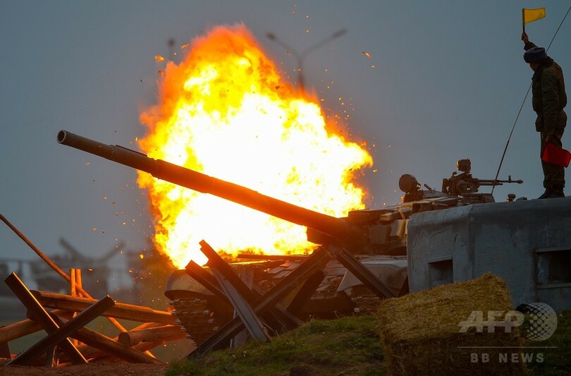 ベラルーシで戦車バイアスロン 車を押しつぶす戦車 写真2枚 国際ニュース Afpbb News