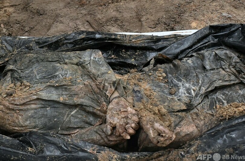 集団墓地に両手縛られた遺体 ウクライナ大統領、ロシアを非難
