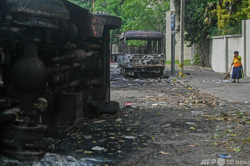スリランカ、軍に暴徒銃撃を命令 衝突で8人死亡