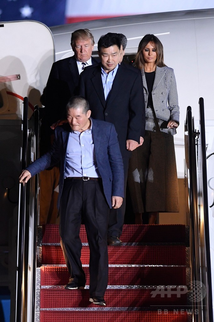 北朝鮮に解放された米国人3人が帰国、トランプ大統領が出迎え