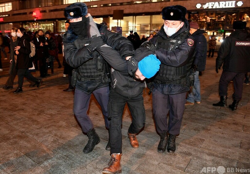 ロシア各地で反戦デモ 1400人拘束