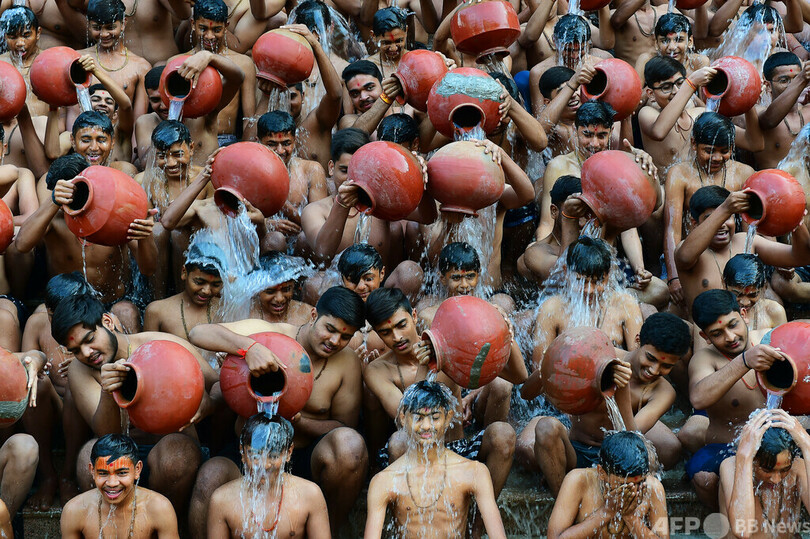 【今日の1枚】聖なる寒中水浴び、ひな壇で整然と インド