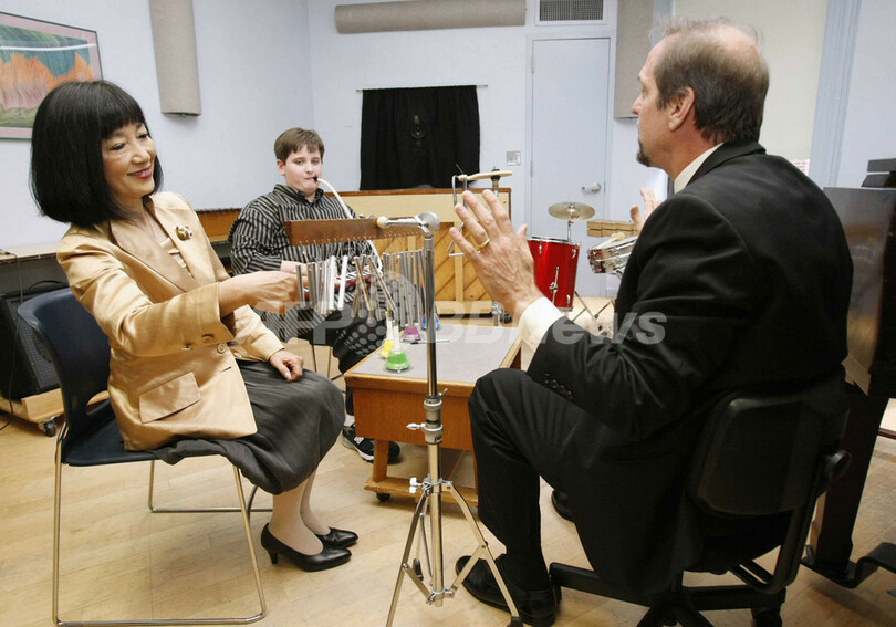 幸夫人、日本人学校で「友愛」説く 首相の外交をサポート