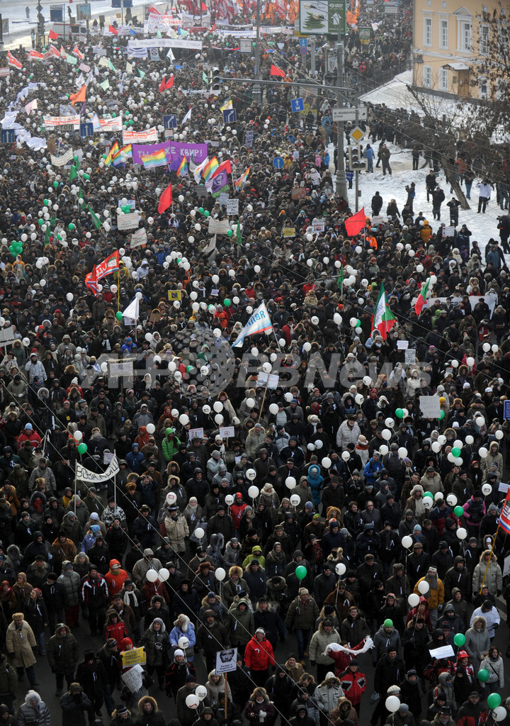モスクワでプーチン支持派・反対派がデモ