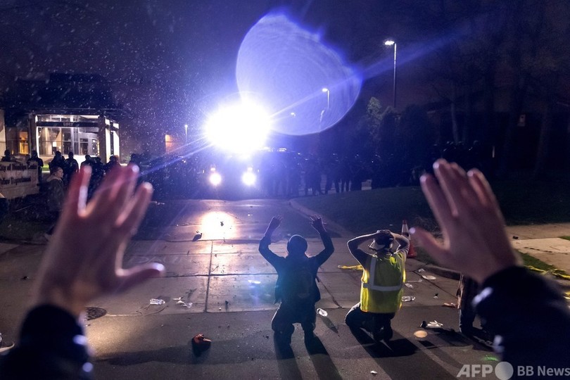 米ミネアポリスに夜間外出禁止令 黒人死亡で緊張激化