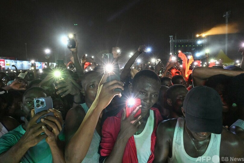 【今日の1枚】コンサート彩るスマホの光 コートジボワール