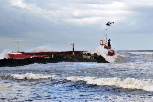 フランス沖で貨物船が難破、船体が真っ二つに 写真13枚 国際ニュース
